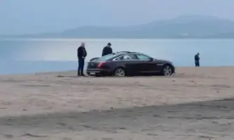 Луксозен автомобил заседна в пясъка на Северния плаж в Бургас