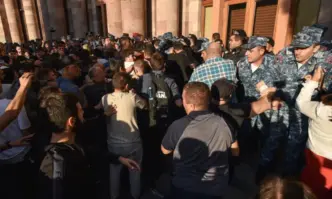 Сблъсъци избухнаха в Ереван между полицейски служители охраняващи седалището на