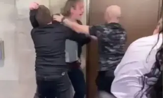 Освен напрежение в залата такова се видя и в кулоарите