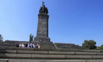 Плочата на паметника на Съветската армия в София  е счупена