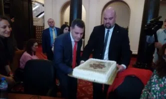 С мартеници и торта: ВМРО изненадаха журналистите в парламента