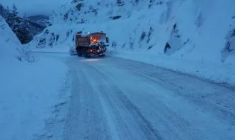 Снегът затвори пътища в страната, в Източна България и днес ще вали