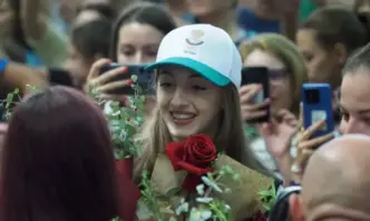 Гимнастичките ни бяха посрещнати от десетки хора въпреки късния час