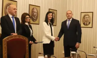 Президентът Румен Радев обяви че от ГЕРБ СДС ще върнат първия