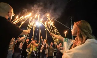 Пълна безотговорност: Факли на протеста, огнени фенери полетяха над София