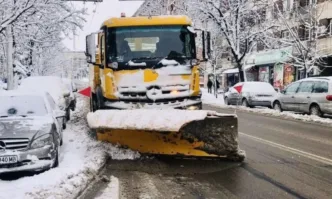 Обстановката с падналия обилен снеговалеж в русенско постепенно се нормализира