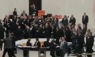 Турски опозиционен депутат е хоспитализиран след сбиване в парламента до