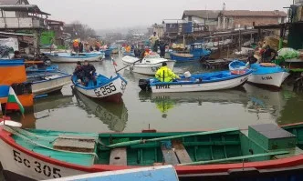Рибари бесни на Христо Иванов, излязоха на протест с лодки
