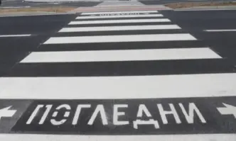 Откарани са в болница за прегледАвтомобил блъсна жена и дете