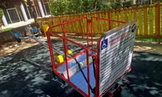 Комбинирана люлка тип везна е поставена на детската площадка пред