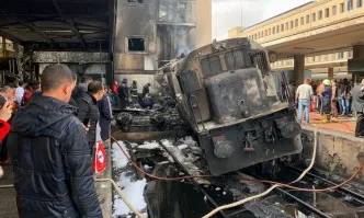 Влакова катастрофа в Кайро погуби най-малко 25 души