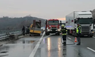 Товарен автомобил превозващ строително скеле се завъртя и разпиля товара