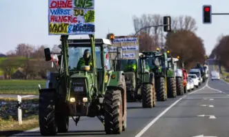 Германски фермери блокираха пътища с тракторите си в знак на протест
