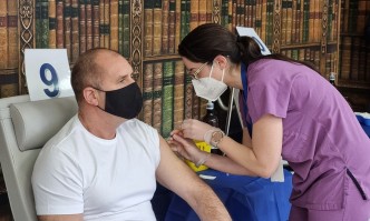 Румен Радев се ваксинира с трета бустерна доза Това разкриха