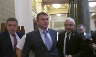 Явор Симов се държи като охранителЖурналистът Николай Караколев който след