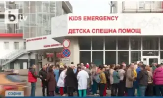 Протест пред Пирогов в защита на началника на клиниката по детска хирургия