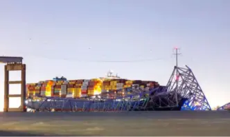 След срутването на емблематичния мост в Балтимор властите прекратиха