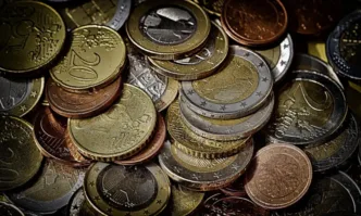 Във връзка с процеса на въвеждане на еврото и като