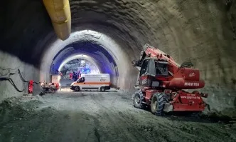 Един от работниците, затрупани в тунел Железница, е с коронавирус?
