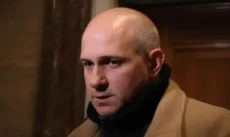 Директорът на Народния театър дава министъра на културата Велислав Минеков