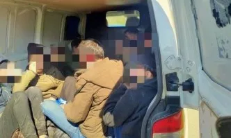 Гранични полицаи задържаха фалшив инкасо автомобил с нелегални имигранти