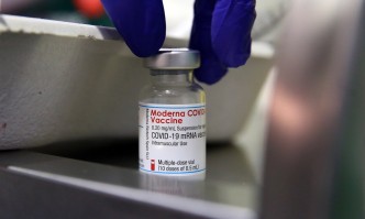Moderna ще е готова с бустерна ваксина срещу Омикрон през март