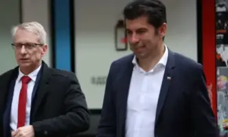 Човек носещ расо и държащ кръст се хвърли към входа