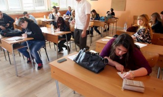 Между две различни теми ще избират зрелостниците тази година на