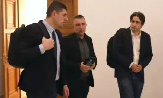 Изводът е че политици използваха една уйдурма за да повлияят