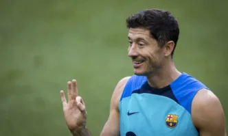 Той излезе на терена с фланелка с номер 9 и