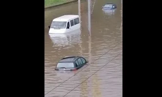 Порой наводни улиците в Русе, има сигнали за закъсали автомобили (ВИДЕО)