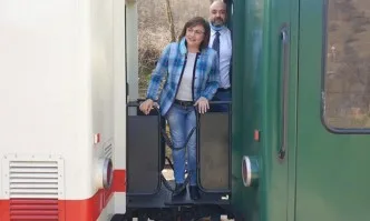 Снимка на деня: Нинова се качи на влака...