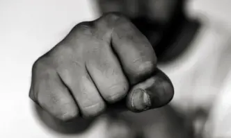 Биячът който е обезобразил приятелката си с макетно ножче е