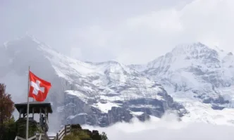 Швейцарците гласуват за универсален граждански дълг и данък за супербогатите