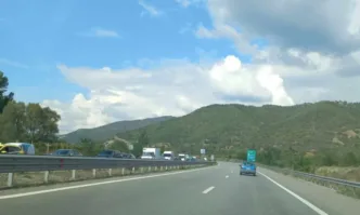 Движението на автомагистрала Струма близо до разклона за Банско временно