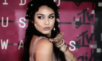 Американската актриса и певица Ванеса Хъджинс е сключила тайно брак с