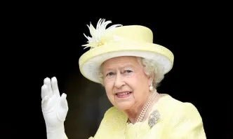 Кралица Елизабет II за ден в болница