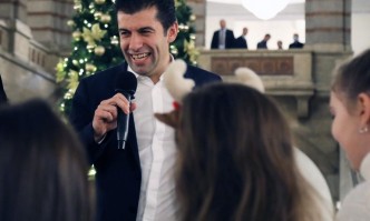 Съпругата на Кирил Петков Линда е ваксинирала десет годишната им