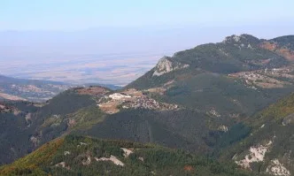 Планински спасители издирват възрастен мъж в Родопите