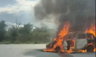 Лек автомобил се запали малко преди един от тунелите на