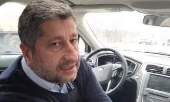 Христо Иванов имитира Борисов: Пусна се на живо от кола на аварийки