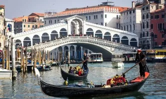 Туристи си свариха кафе на мост във Венеция, глобиха ги 1000 евро