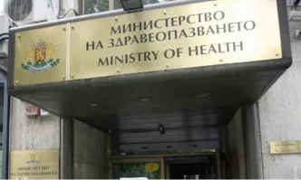 Амбициозен план: Здравният министър обещава да ваксинира възрастните за два месеца