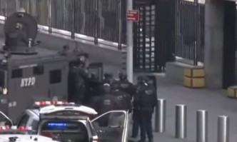 Подсилени полицейски отряди пристигат на Първо авеню пред централата на
