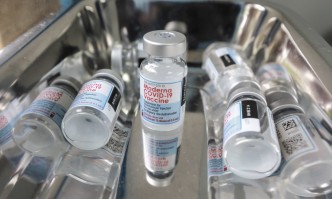 Бустерна доза от ваксината Moderna защитава от Омикрон