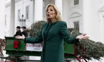 Националната коледна елха пред Белия дом падна във вторник следобед