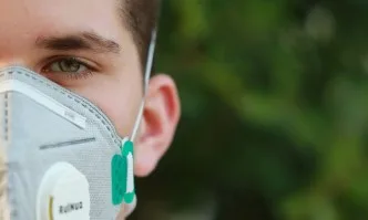 Учениците с маски в салона, МОН препоръчва да няма интензивни упражнения с учестено дишане
