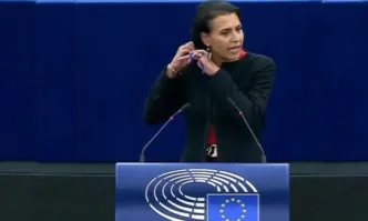 В знак на протест: Депутатка си отряза косата в Европейския парламент (ВИДЕО)