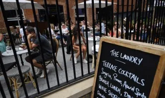Заради COVID-19: От четвъртък ресторанти, баровете и пъбовете в Англия затварят в 22 часа