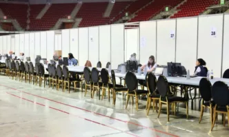 Започна приемането на протоколите на секционните избирателни комисии в зала Арена 8888 в София